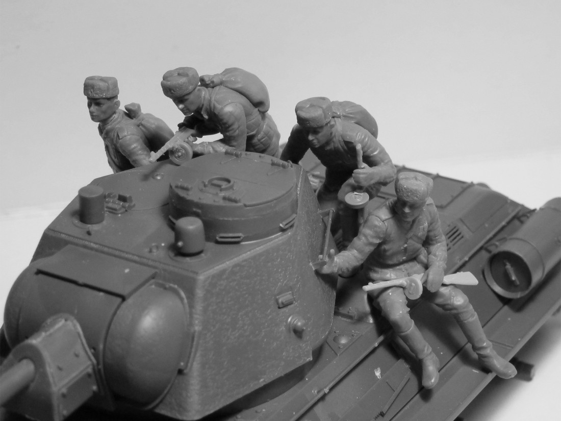 ICM 1:35 Soviet Tank Riders 1943-1945 (4 fig.) 35640