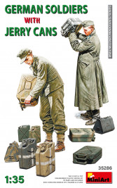 1:35 German Soldiers w/ Jerry Cans