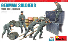 1:35 German Soldiers w/ Fuel Drums