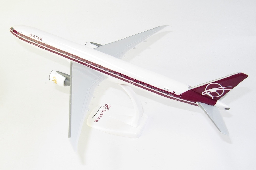 Qatar Flight Snap 1:200 Boeing 777-3DZER, Qatar Airways, Retro Colors, Named فريحه (Snap-Fit)