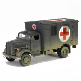 1:32 Kfz.305 Opel Blitz Ambulance, German Army w/ Driver Figure