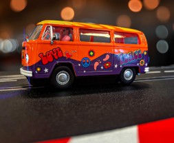 1:32 Carrera Evolution – VW Bus T2b, Peace & Love