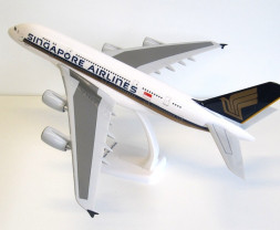 1:200 Airbus A380-841, Singapore Airlines, 2000s Colors (Snap-Fit)