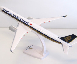 1:200 Airbus A350F Singapore Airlines Cargo (Snap-Fit)