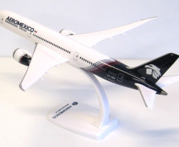 1:200 Boeing B787-9 Aeromexico ″2005s″ Colors, Named ″La Laguna″ (Snap-Fit)