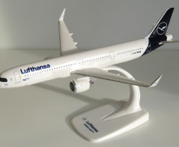 1:200 Airbus A321-271NX Lufthansa ″2018s″ Colors, Named ″Uhingen″ (Snap-Fit)