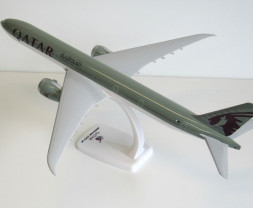 1:200 Boeing B777-9X Qatar Airways ″2010s″ Colors (Snap-Fit)