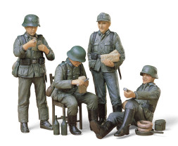 1:35 German Soldiers at Rest (WWII)
